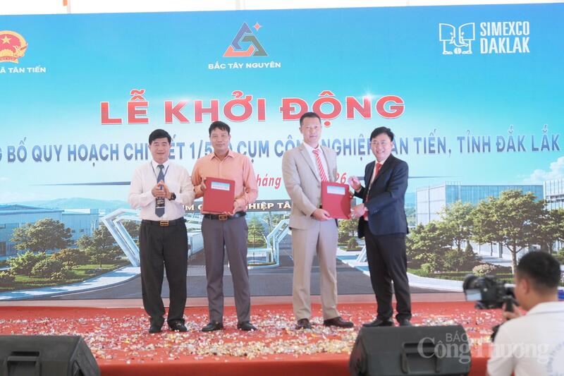 Ông Nguyễn Thiên Văn, Phó Chủ tịch UBND tỉnh Đắk Lắk (bìa trái) và ông Lê Anh Hùng, Chủ tịch UBND xã Tân Tiến (bìa phải) trao chứng nhận đầu tư cho chủ đầu tư. Ảnh: Lê Sơn