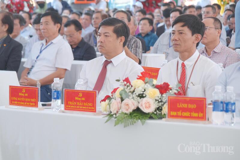 Ủy viên Ban Chấp hành Trung ương Đảng, Bí thư Tỉnh ủy Đắk Lắk Lương Nguyễn Minh Triết (thứ 2 từ phải qua) tại lễ khởi động. Ảnh: Lê Sơn