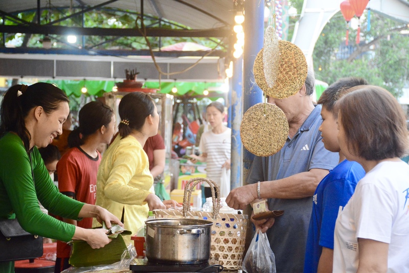 Đến với phiên chợ, người dân và du khách có cơ hội tham quan, lựa chọn các sản phẩm OCOP, nông sản sạch, nông sản đặc trưng của các địa phương cùng với các gian hàng ẩm thực đậm đà bản sắc. Ảnh: Diễm Phúc