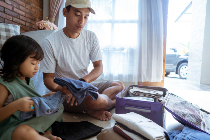 Gia đình chuẩn bị quần áo cho chuyến đi cuối tuần. Ảnh minh họa