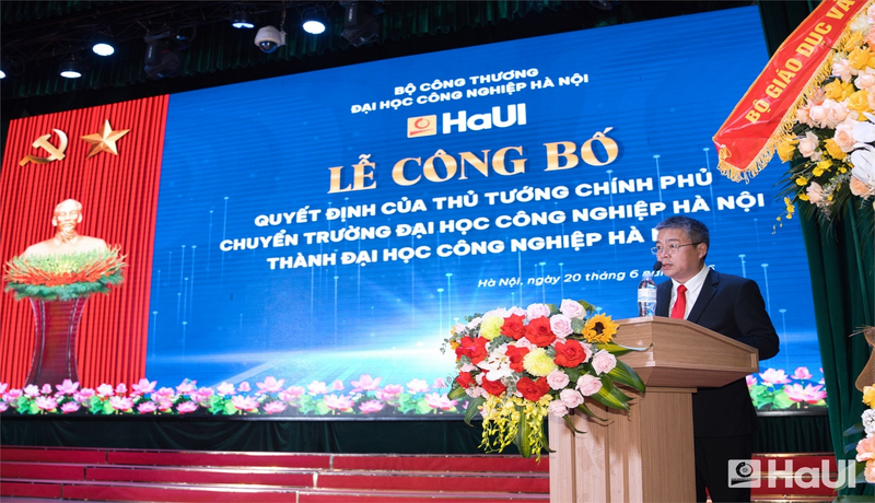 Đồng chí Hoàng Bách Việt - Phó Vụ trưởng Vụ Tổ chức cán bộ, Bộ Giáo dục và Đào tạo công bố Quyết định của Thủ tướng Chính phủ về việc chuyển Trường Đại học Công nghiệp Hà Nội thành Đại học Công nghiệp Hà Nội.