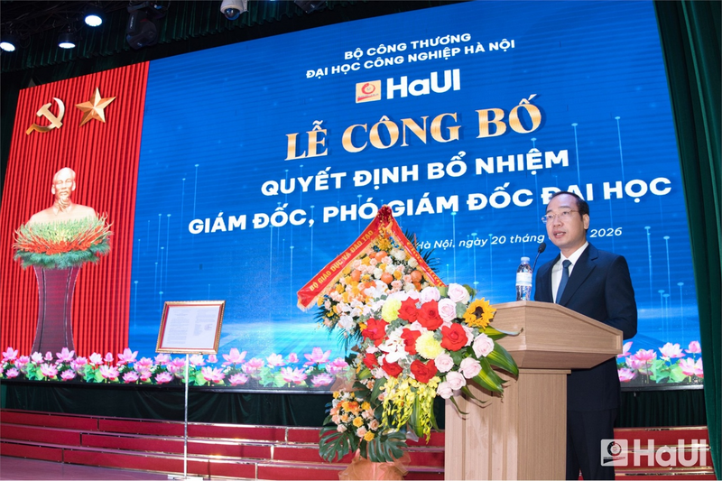 Đồng chí Trần Quang Huy, Vụ trưởng Vụ Tổ chức cán bộ, Bộ Công Thương công bố Quyết định của Bộ Công Thương về việc bổ nhiệm Giám đốc, Phó Giám đốc Đại học.