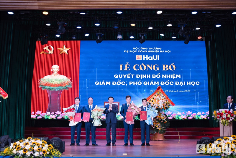 Đồng chí Lê Mạnh Hùng - Ủy viên Ban Chấp hành Trung ương Đảng, Bộ trưởng Bộ Công Thương trao Quyết định bổ nhiệm Giám đốc Kiều Xuân Thực và các Phó Giám đốc Đại học Công nghiệp Hà Nội: Nguyễn Văn Thiện, Phạm Văn Đông và Nguyễn Văn Thiện.