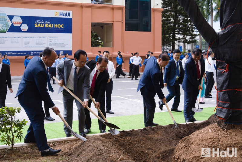 Bộ trưởng Lê Mạnh Hùng và Bộ trưởng Hoàng Minh Sơn trồng cây lưu niệm tại Đại học Công nghiệp Hà Nội.