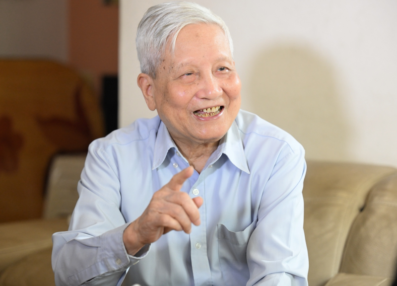 Nhà báo Hà Đăng: "Tôi đã trải qua 5 cái hai. 'Hai trung - Hai đại - Hai tổng - Hai trưởng - Hai trợ'. Nghe có vẻ phức tạp nhỉ! Nhưng thực ra rất gọn gàng và đủ cả các chặng đường của tôi đấy!" Ảnh: Nguyên Khánh