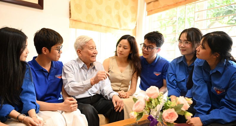 Nhà báo Hà Đăng trò chuyện cùng tác giả và các bạn sinh viên Học viện Báo chí và Tuyên truyền. Ảnh: Nguyên Khánh