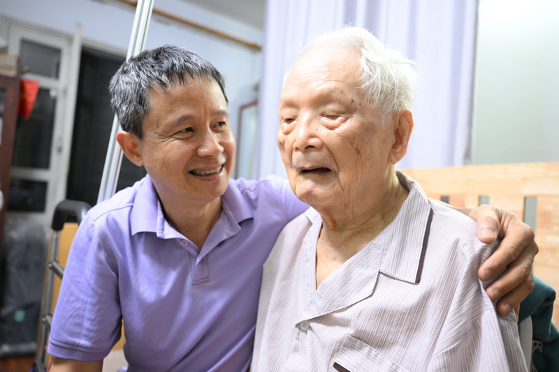 Nhà báo Phạm Viết Thiệu cùng con trai (nhà báo Phạm Việt Dũng). Ảnh: Nguyên Khánh