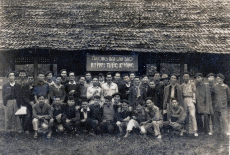 Học viên lớp viết báo Huỳnh Thúc Kháng năm 1949. Ảnh: NVCC.