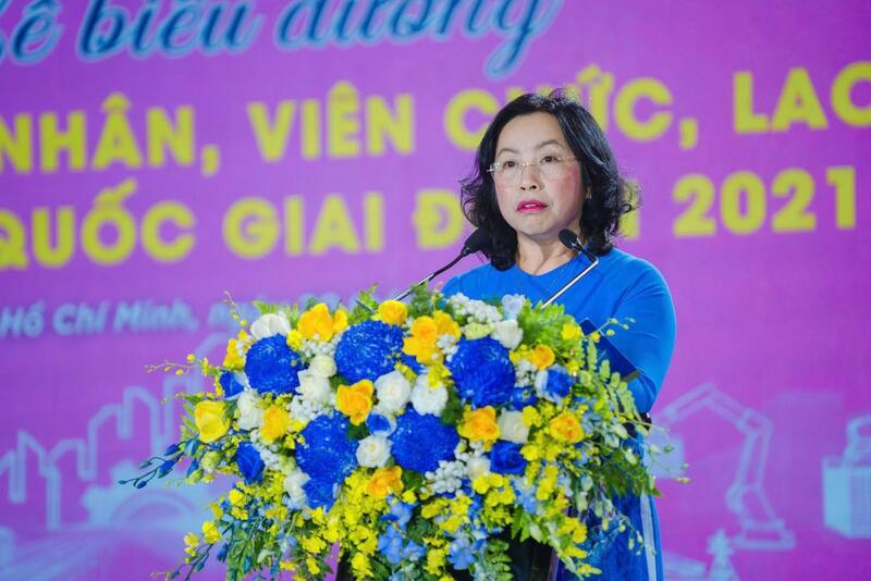 Bà Thái Thu Xương - Phó Chủ tịch Tổng LĐLĐVN phát biểu tại Hội nghị Biểu dương gia đình công nhân, viên chức, lao động tiêu biểu toàn quốc. Ảnh: NĐ