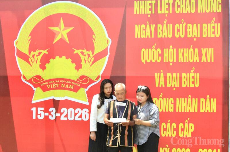 Già làng chia sẻ với phóng viên Báo Công Thương về những người ứng cử đại biểu Quốc hội khóa XVI và đại biểu Hội đồng nhân dân các cấp nhiệm kỳ 2026-2031. Ảnh: Hoàng Phát