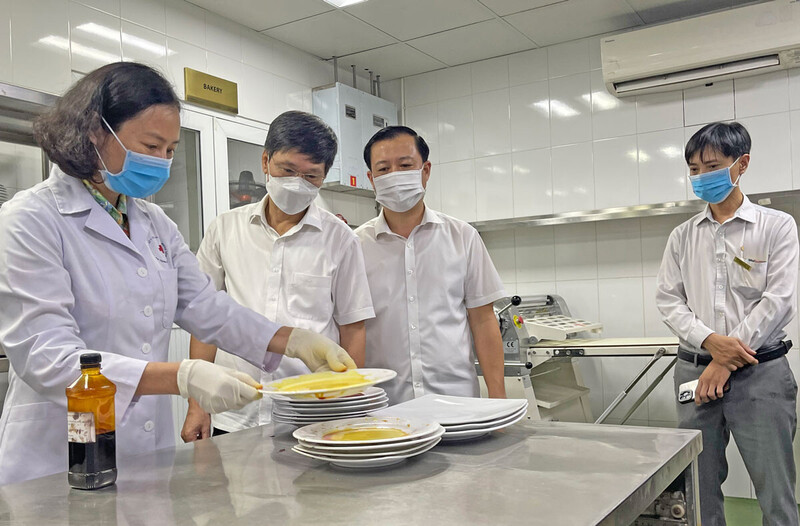 Cơ quan chức năng kiểm tra khu vực bếp tại một khách sạn trên địa bàn Hà Nội. Ảnh: Thu Trang