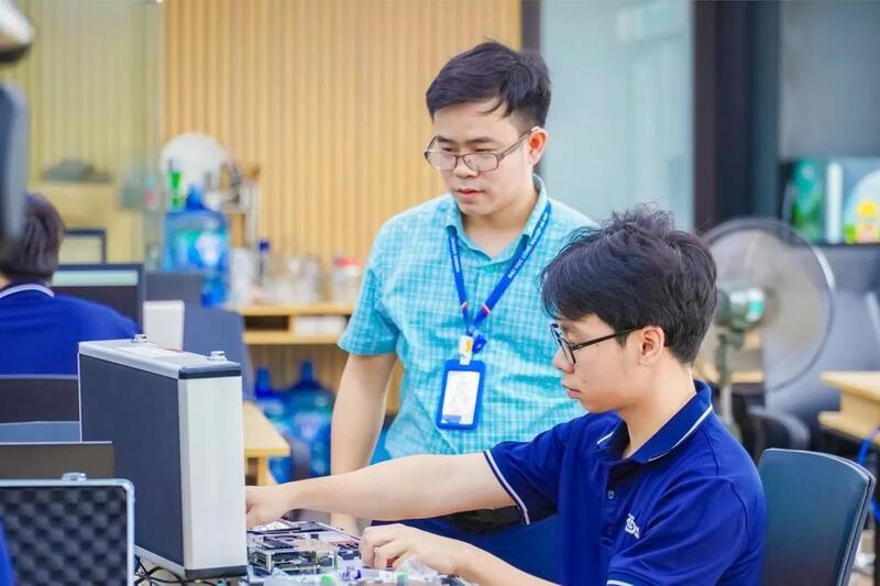 Sinh viên được thực hành, tiếp cận những công nghệ mới tại các phòng Lab hiện đại (Ảnh: HaUI)