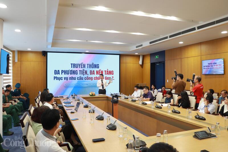 Nhà báo Phùng Công Sưởng, Tổng Biên tập Báo Tiền Phong chia sẻ tại phiên thảo luận. Ảnh: Thanh Tuấn
