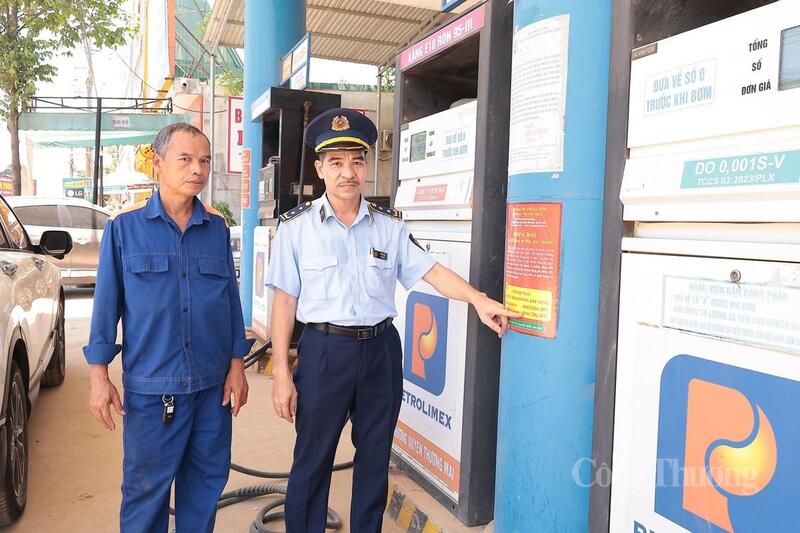 Chi cục QLTT Hà Tĩnh tăng cường kiểm tra, giám sát việc thực hiện kinh doanh bán lẻ xăng dầu tại các cửa hàng trên địa bàn tỉnh trong thời gian tới. Ảnh: Trọng Tùng
