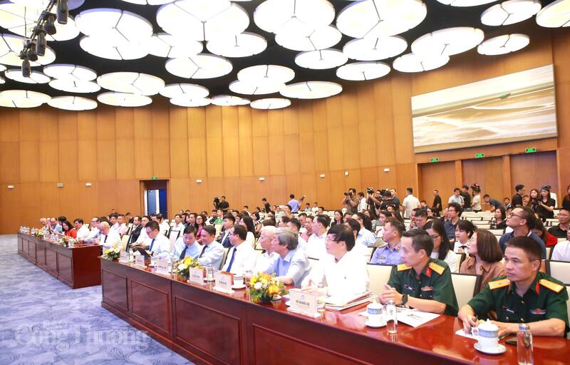 Các đại biểu tham dự sự kiện. Ảnh: Quang Hùng