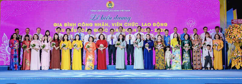 Ban tổ chức biểu dương các gia đình công nhân viên chức lao động tiêu biểu. Ảnh: PV