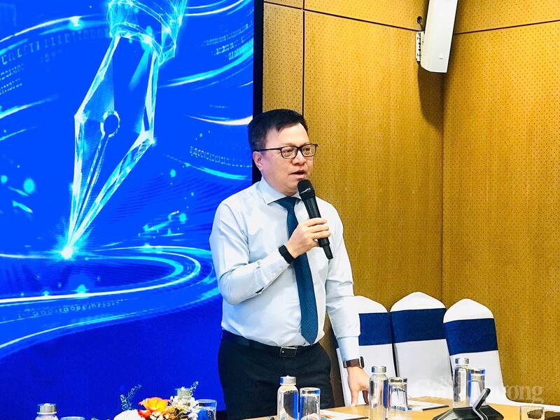Ông Lê Quốc Minh - Phó Trưởng Ban Tuyên giáo và Dân vận Trung ương, Tổng Biên tập Báo Nhân Dân, Chủ tịch Hội Nhà báo Việt Nam chia sẻ tại phiên thảo luận. Ảnh: Bảo Thoa