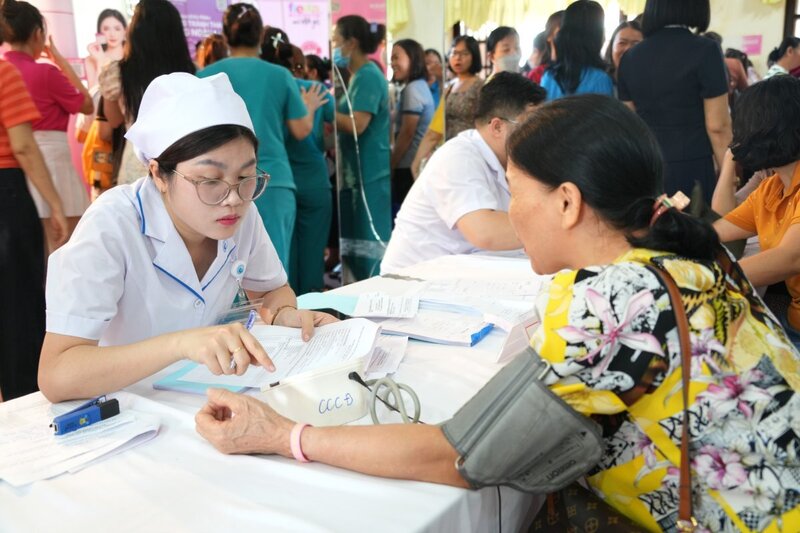 Gần 400 nữ công nhân được tư vấn và khám sức khỏe miễn phí tại Ngày hội Sức khỏe "Chăm sóc sớm - Bảo vệ tương lai". Ảnh: Thanh An
