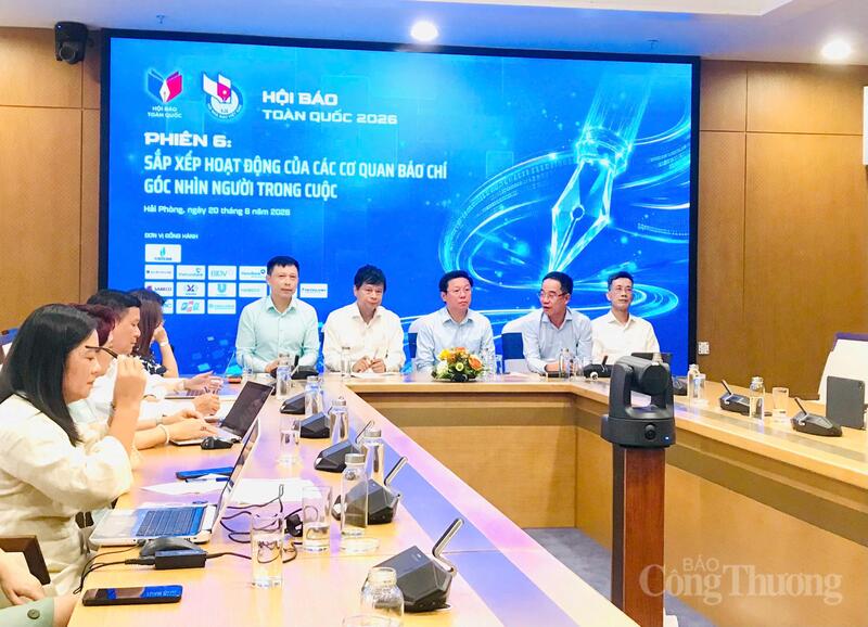 Các đại biểu trao đổi, chia sẻ về quá trình sắp xếp hoạt động của các cơ quan báo chí trong tình hình mới tại phiên thảo luận. Ảnh: Bảo Thoa