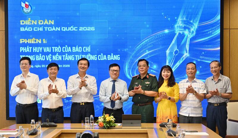 Ủy viên Trung ương Đảng, Phó Trưởng Ban Tuyên giáo và Dân vận Trung ương, Tổng Biên tập báo Nhân dân, Chủ tịch Hội Nhà báo Việt Nam Lê Quốc Minh và các đại biểu tham gia phiên thảo luận "Phát huy vai trò của báo chí trong bảo vệ nền tảng tư tưởng của Đảng" - Ảnh: Quang Khánh