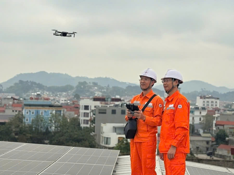 EVNNPC sử dụng thiết bị bay không người lái để kiểm tra, giám sát hệ thống điện. Ảnh: EVNNPC