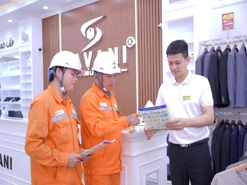 EVNNPC tuyên truyền sử dụng điện tiết kiệm, an toàn tại các hộ kinh doanh. Ảnh: EVNNPC