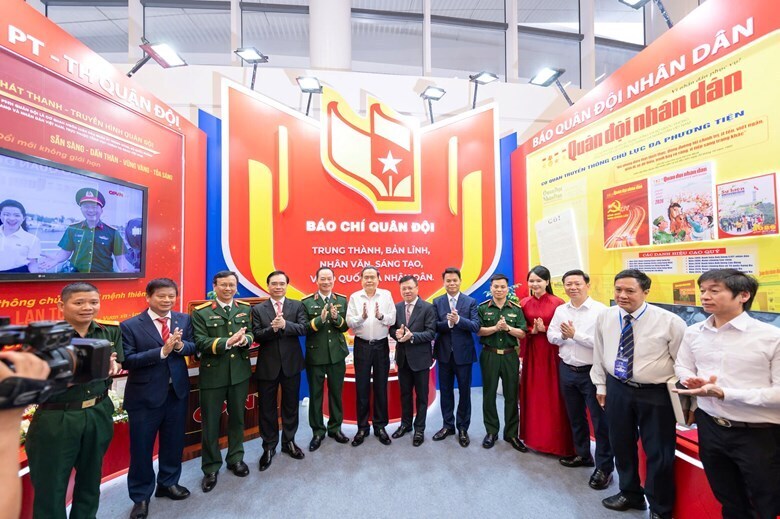 Chủ tịch Quốc hội thăm gian trưng bày của Báo Quân đội nhân dân. Ảnh: Vũ Hiếu