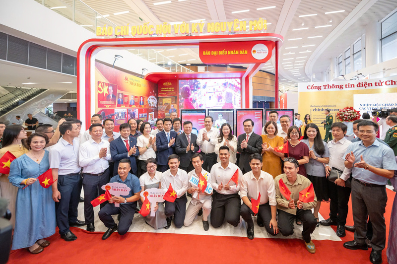 Chủ tịch Quốc hội thăm gian trưng bày báo chí của Liên Chi hội Nhà báo Văn phòng Quốc hội với chủ đề "Báo chí Quốc hội với kỷ nguyên mới". Ảnh: Vũ Hiếu