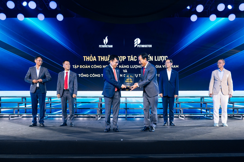 Nghi thức trao Thỏa thuận Hợp tác Chiến lược giữa: Tập đoàn Công nghiệp Năng lượng Quốc gia Việt Nam và Tổng công ty Cổ phần Dịch vụ Tổng hợp Dầu khí. Ảnh: PETROSETCO