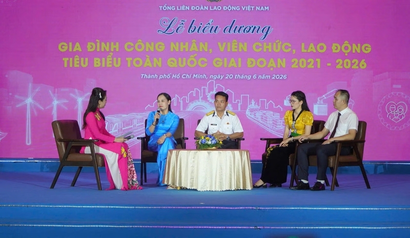 Chương trình giao lưu với các gia đình công nhân, viên chức, lao động tiêu biểu. Ảnh: Châu Phúc