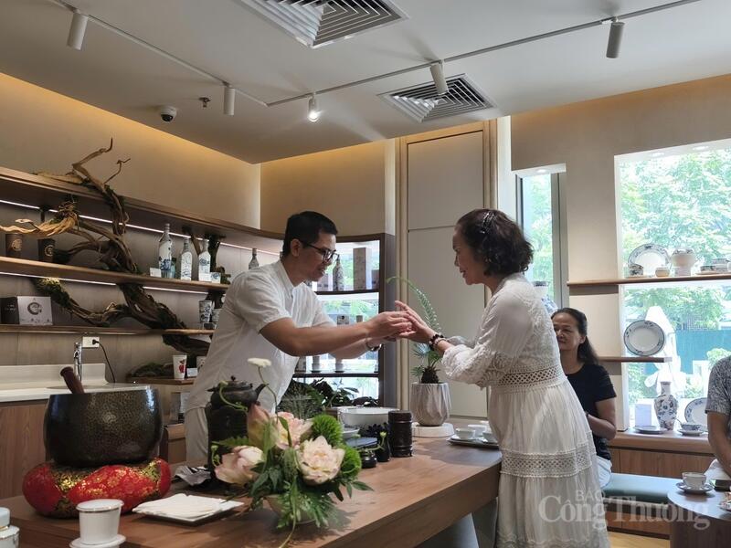 Nghệ nhân trà Hoàng Anh Sướng kỳ vọng vào cơ hội phát triển của trà Việt. Ảnh: Nguyễn Hoà