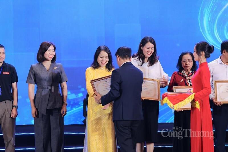 Nhà báo Nguyễn Thị Thùy Linh - Phó Tổng Biên tập Báo Công Thương nhận Bằng khen tại Hội Báo toàn quốc năm 2026.