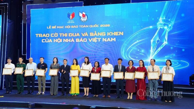 Báo Công Thương nhận Bằng khen của Chủ tịch Hội Nhà báo Việt Nam vì đã có thành tích xuất sắc về nghiệp vụ và xây dựng Hội năm 2025.