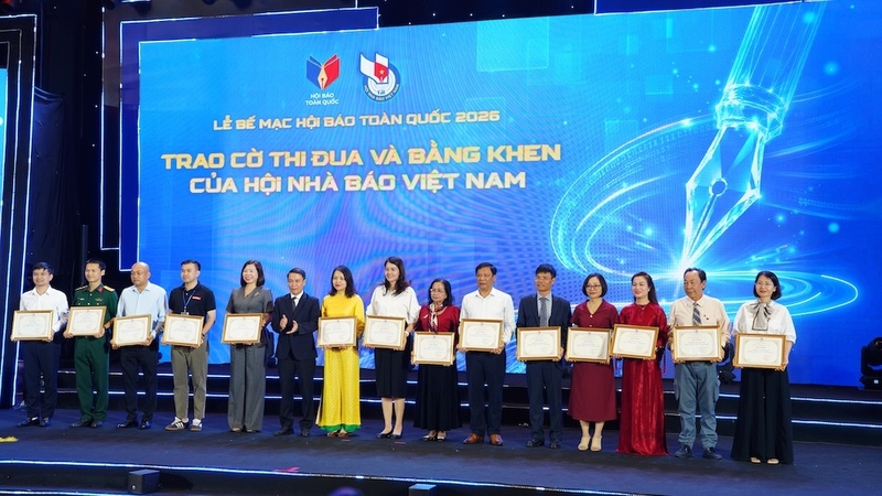 Nhà báo Nguyễn Thị Thùy Linh - Phó Tổng Biên tập Báo Công Thương (áo vàng) nhận Bằng khen tại Hội Báo toàn quốc 2026.