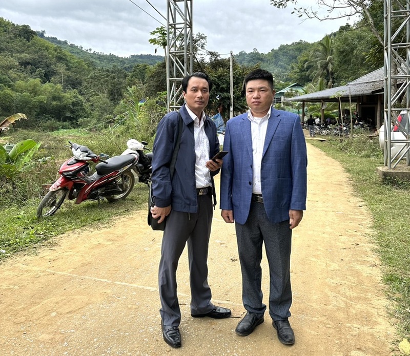 Nhà báo Hoàng Minh phỏng vấn ông Phạm Bá Tiệp, Bí thư Chi bộ, kiêm Trưởng thôn Xa Mang (huyện Quan Sơn cũ – nay là xã Quan Sơn) trong lần đóng điện lưới quốc gia cho bản ngày 5/12/2022