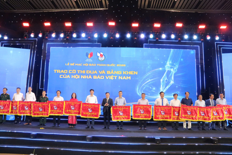 Trao Cờ thi đua và Bằng khen của Hội Nhà báo Việt Nam cho các cơ quan báo chí.