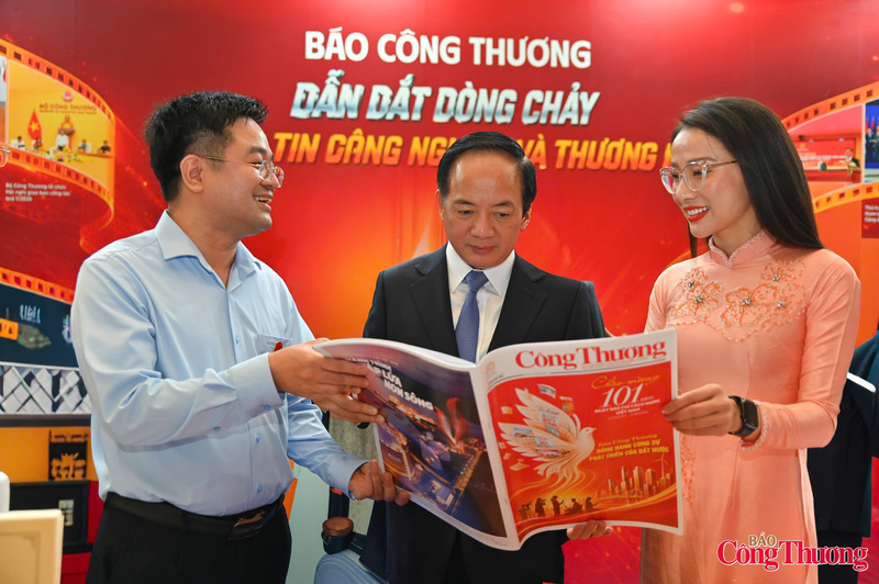 Tổng Biên tập Báo Công Thương Nguyễn Văn Minh giới thiệu tới đồng chí Trịnh Văn Quyết, Ủy viên Bộ Chính trị, Bí thư trung ương Đảng,Trưởng Ban Tuyên giáo và Dân vận Trung ương số báo đặc biệt của Báo Công Thương kỷ niệm 101 năm Ngày Báo chí Cách mạng Việt Nam. Ảnh: Nam Nguyễn