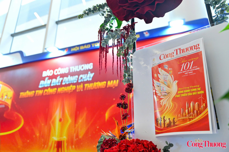 Gian trưng bày của Báo Công Thương nổi bật với cách bài trí chuyên nghiệp, nhiều sản phẩm báo chí và không gian giao lưu gần gũi với công chúng - Ảnh: Nam Nguyễn