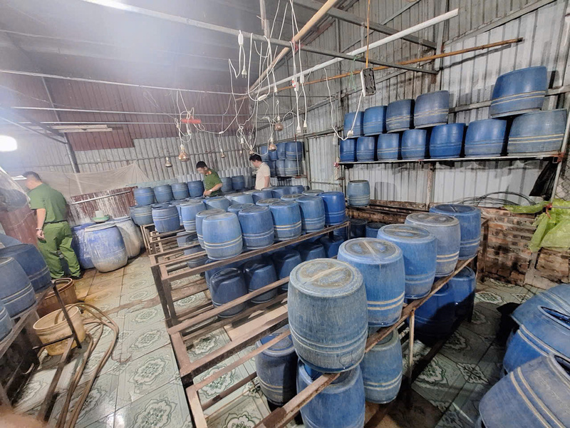 Công an xã Như Quỳnh kiểm tra cơ sở sản xuất giá đỗ của Đ.T.Y. Ảnh: Bộ Công an