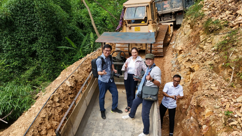 Cùng các phóng viên báo chí đến với những vùng khó khăn nơi những người thợ điện đang xây dựng những công trình