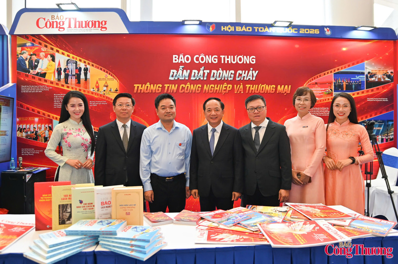 Đồng chí Trịnh Văn Quyết - Ủy viên Bộ Chính trị, Bí thư Trung ương Đảng, Trưởng Ban Tuyên giáo và Dân vận Trung ương cùng lãnh đạo Hội Nhà báo Việt Nam thăm gian trưng bày của Báo Công Thương - Ảnh: Nam Nguyễn
