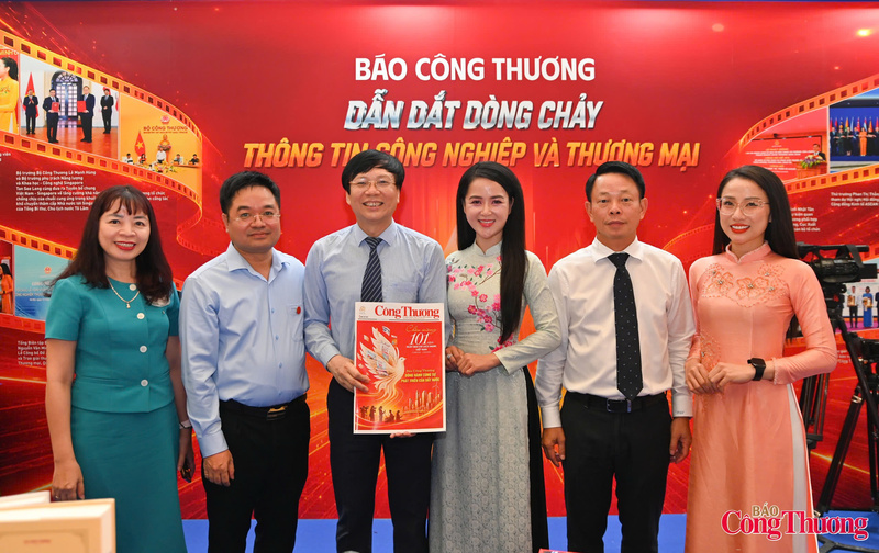 Các đại biểu tham quan gian trưng bày của Báo Công Thương - Ảnh: Nam Nguyễn