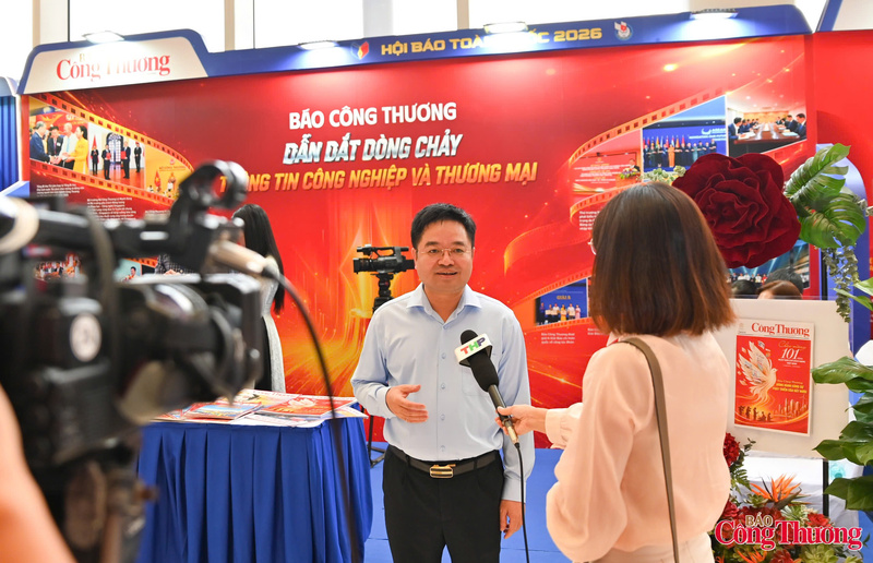 Tổng Biên tập Báo Công Thương Nguyễn Văn Minh trả lời phỏng vấn tại Hội Báo toàn quốc năm 2026
