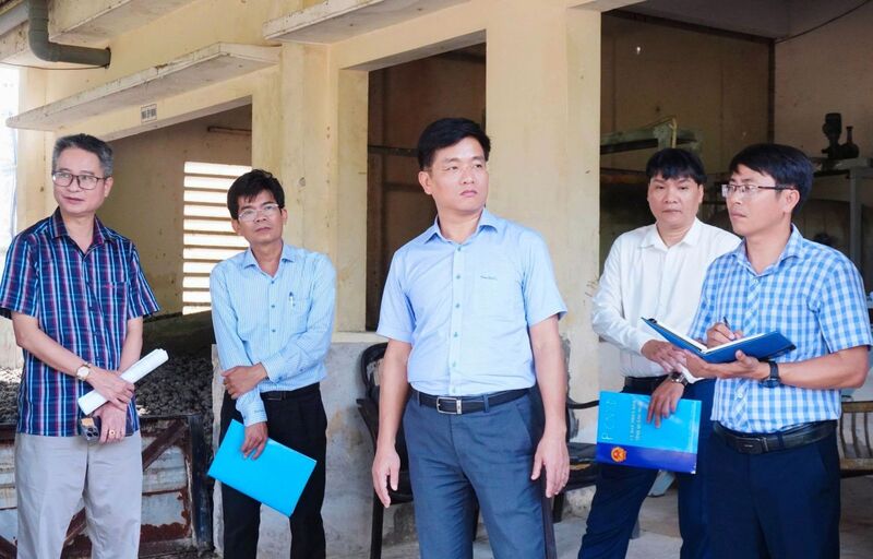 Phó Chủ tịch UBND tỉnh Quảng Ngãi Đỗ Tâm Hiển (ở giữa) yêu cầu các đơn vị liên quan cần khẩn trương rà soát, khắc phục tình trạng hiện nay của các hệ thống xử lý nước thải, tránh lãng phí nguồn lực. Ảnh: Trần Dũng