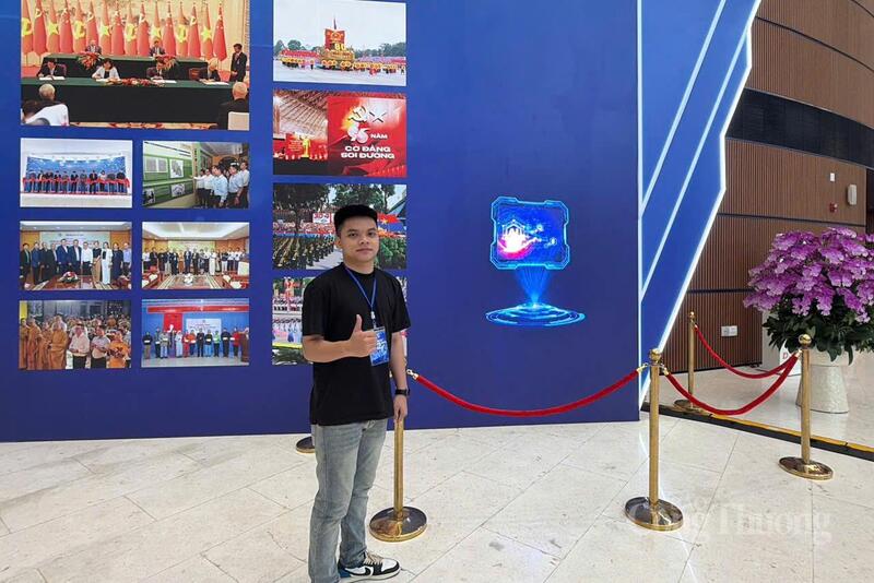 Anh Phạm Đình Quý là kỹ thuật viên của Công ty Hololab, tham gia phục vụ Hội Báo toàn quốc 2026 với hàng loạt công nghệ mới. Ảnh: Minh Hương