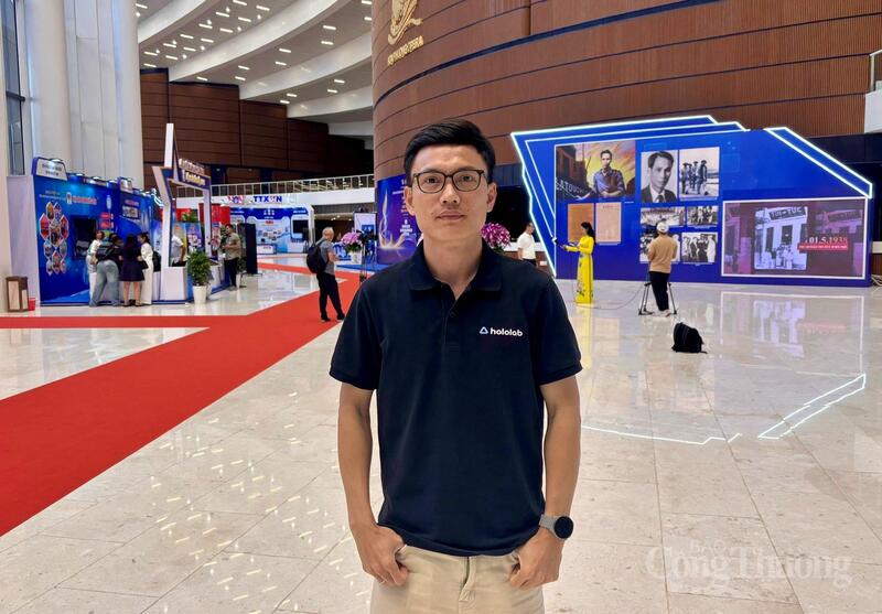 Anh Vũ Tuấn Anh chia sẻ cảm nhận về không gian trưng bày tại Hội Báo toàn quốc 2026. Ảnh: Nhật Chi