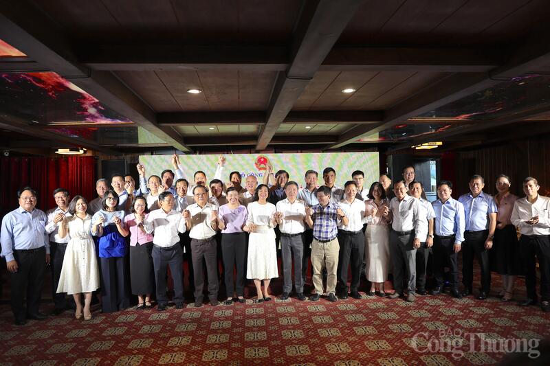 Thứ trưởng Phan Thị Thắng cùng lãnh đạo các cơ quan báo chí trong buổi gặp mặt tại TP. Hồ Chí Minh.