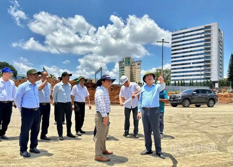 Chủ tịch UBND tỉnh Gia Lai Phạm Anh Tuấn (ngoài cùng, bên phải) cùng đoàn công tác kiểm tra một số dự án trọng điểm phía Tây tỉnh Gia Lai. Ảnh: Hiền Mai