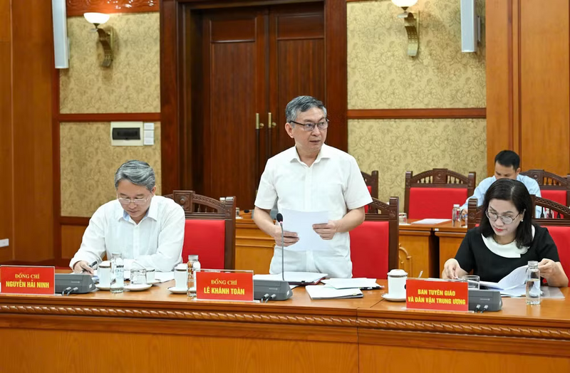 Phó Chánh Văn phòng Trung ương Lê Khánh Toàn báo cáo tại cuộc họp. Ảnh: Duy Linh