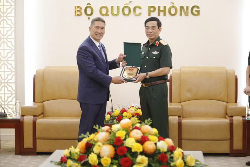 Đại tướng Phan Văn Giang, Ủy viên Bộ Chính trị, Phó Bí thư Quân ủy Trung ương, Phó Thủ tướng Chính phủ, Bộ trưởng Quốc phòng và quyền Bộ trưởng Hải quân Hoa Kỳ Hùng Cao.